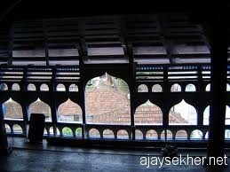 The windows to the world:  The decorative casements on the attic towards the east in Ponnani Valiya Pally.  Photo from internet